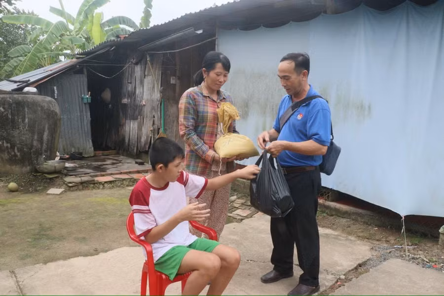 Thầy Lê Trung Lành là người bạn đồng hành thân thiết của nhiều học sinh khó khăn.