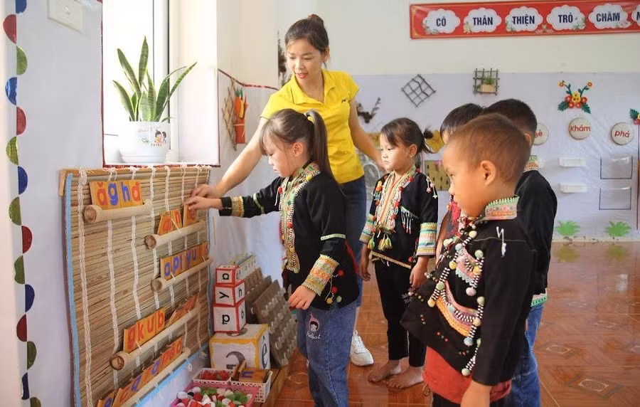 Cô trò Trường Mầm non Mường So, huyện Phong Thổ, Lai Châu.