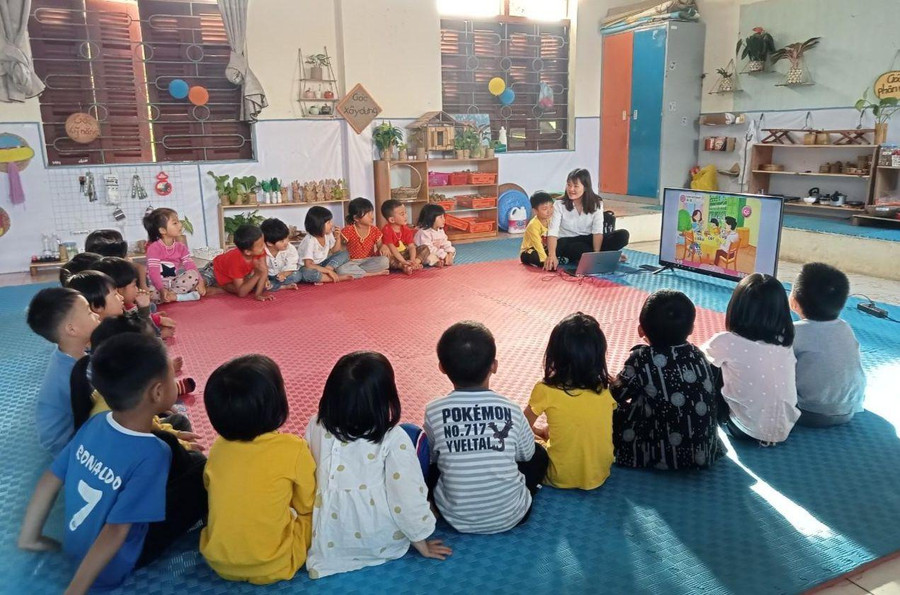 Tiết học tiếng Anh của cô trò Trường Mầm non Ka Lăng. Tiết học tiếng Anh của cô trò Trường Mầm non Ka Lăng.