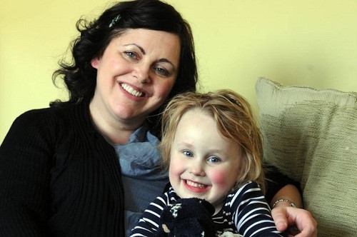 Bé gái Charlotte Cook và mẹ của mình