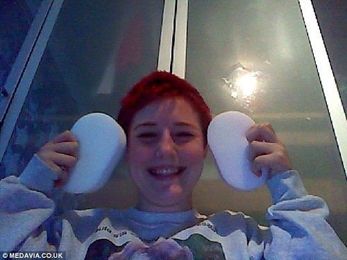 Rosie Skinner và sở thích ăn bông tắm