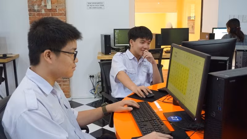 Học sinh học tập, tìm kiếm tài liệu tại phòng máy tính của thư viện Trường Chuyên Trần Đại Nghĩa