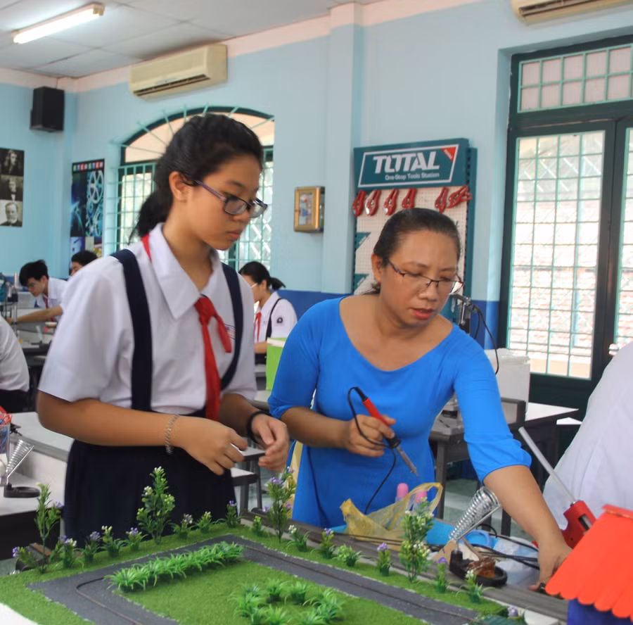 Học sinh TP.HCM trong phòng thực hành STEM