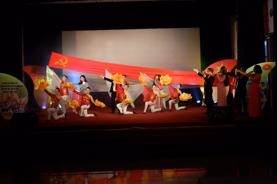 Chương trình văn nghệ biểu diễn trong buổi khai mạc đợt phim.