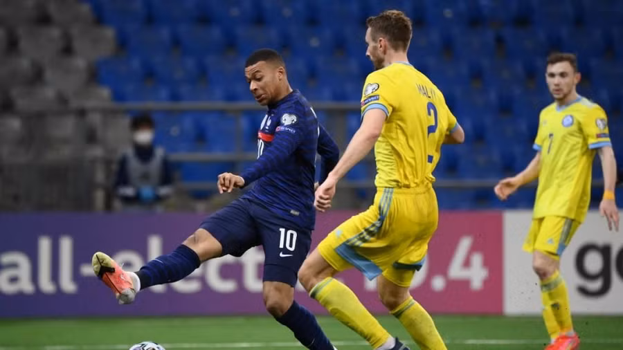 Mbappe bỏ lỡ cơ hội nâng tỷ số lên 3-0. (Ảnh: Getty).