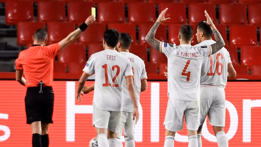 Martinez mắc sai lầm sau khi vào sân từ ghế dự bị. (Ảnh: Marca).