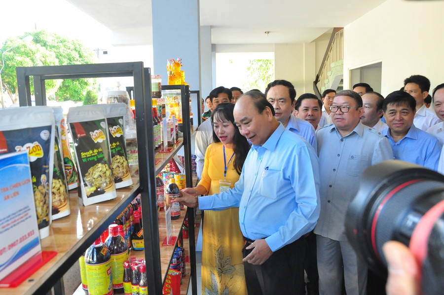 Thủ tướng Chính phủ Nguyễn Xuân Phúc thăm gian hàng nông sản tại hội nghị.