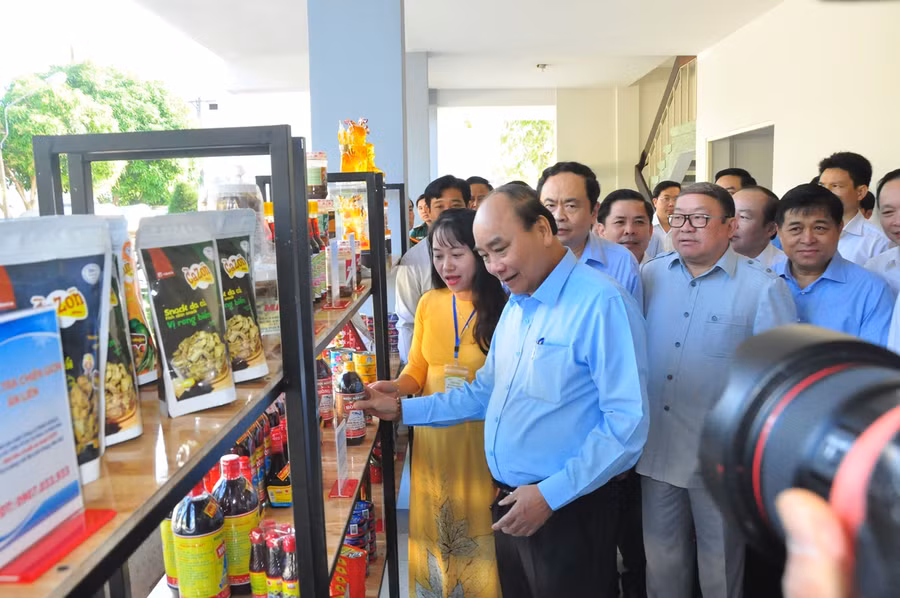 Thủ tướng Chính phủ Nguyễn Xuân Phúc thăm gian hàng nông sản tại hội nghị.