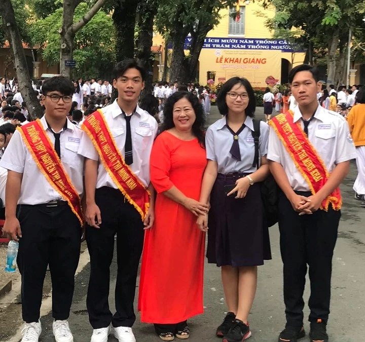 Cô giáo Nguyễn Thị Phương Nam và học trò trong ngày khai giảng năm học 2019-2020.