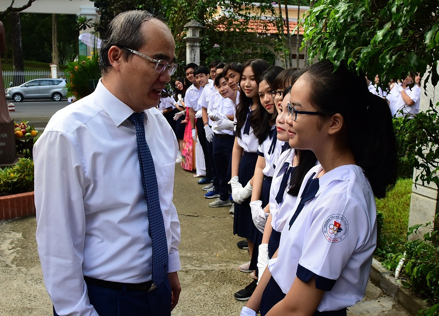Bí thư Thành ủy TP.HCM Nguyễn Thiện Nhân trò chuyện với học sinh trước giờ khai giảng