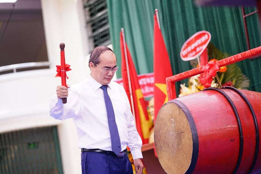 Bí thư Thành ủy TP.HCM đánh trống khai trường. Ảnh: Phạm Nguyễn