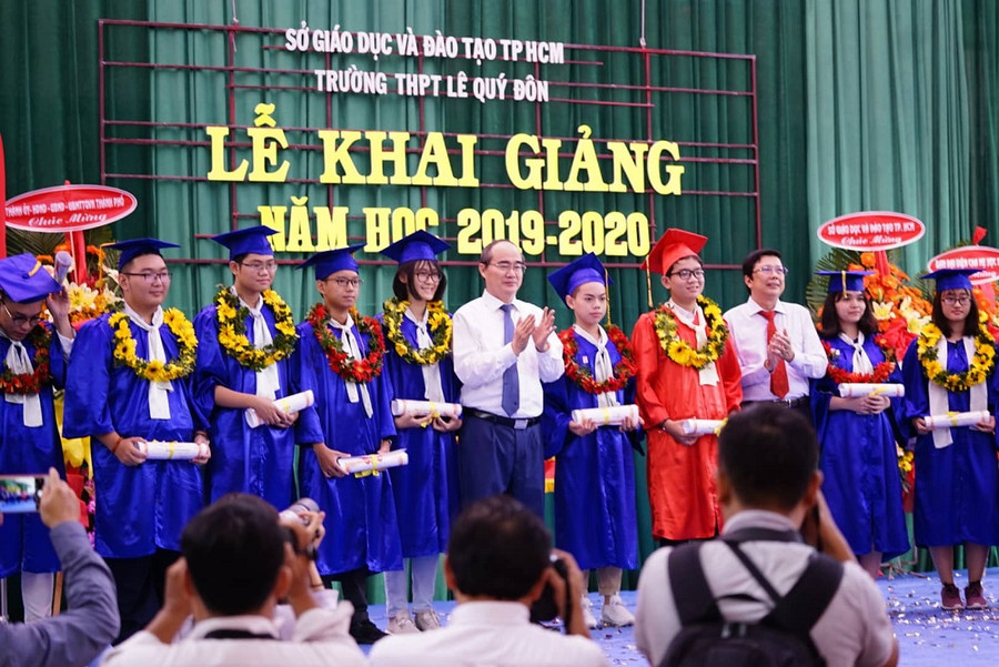 Học sinh có thành tích xuất sắc của trường năm học vừa qua được tuyên dương tại lễ khai giảng. Ảnh: Phạm Nguyễn