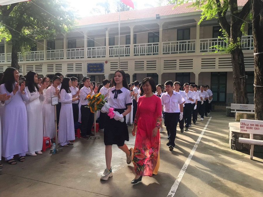 Đón học sinh khối 10 vào trường