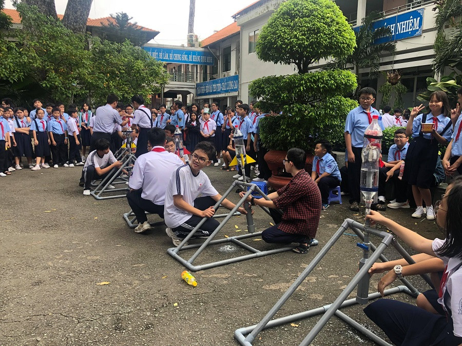 Các em học sinh khối 6 thích thú theo dõi trình diễn tên lửa nước Các em học sinh khối 6 thích thú theo dõi trình diễn tên lửa nước