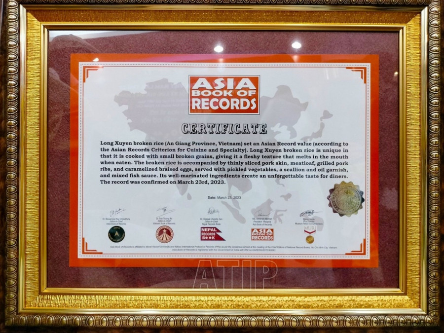 Bằng xác lập kỷ lục Châu Á về giá trị ẩm thực "Gỏi sầu đâu" và "Cơm tấm Long Xuyên" của An Giang. Bằng xác lập kỷ lục Châu Á về giá trị ẩm thực "Gỏi sầu đâu" và "Cơm tấm Long Xuyên" của An Giang.