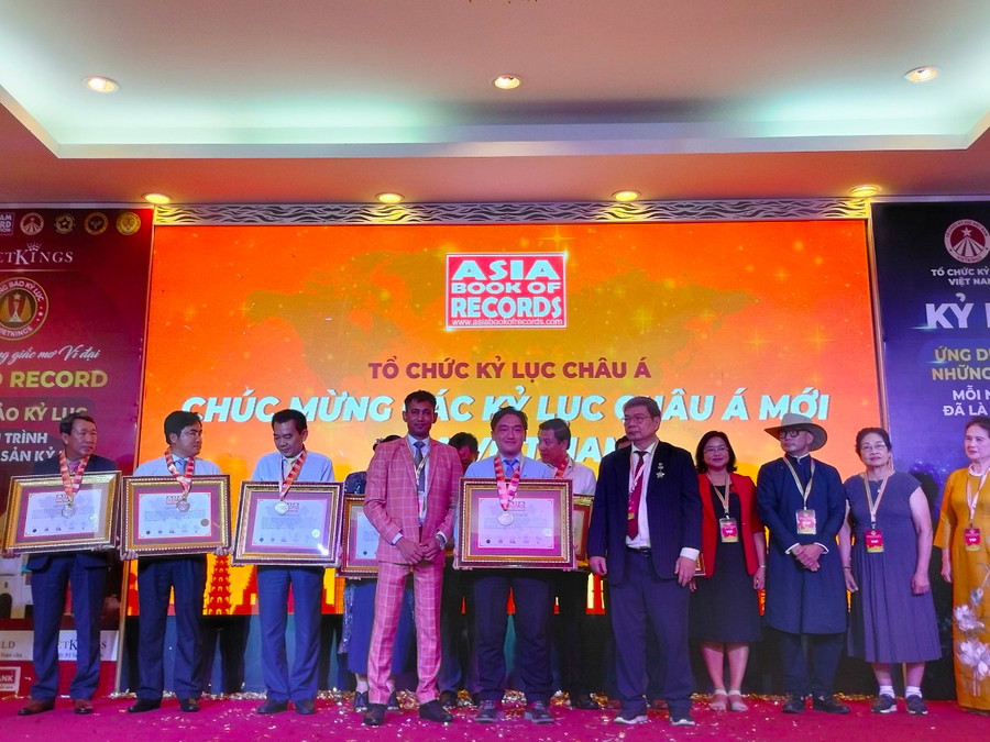 An Giang đón nhận 2 kỷ lục châu Á về giá trị ẩm thực gồm: Cơm tấm Long Xuyên và gỏi sầu đâu. An Giang đón nhận 2 kỷ lục châu Á về giá trị ẩm thực gồm: Cơm tấm Long Xuyên và gỏi sầu đâu.