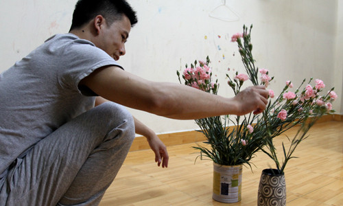 Chị Nhung (Mỹ Đình, Hà Nội) đi làm về phát hiện ông chồng cả đời không mua hoa đang cắm hoa vào hộp sữa bỏ đi của con. Chị phải bắt anh cắm lại vào bình, cho đúng nghĩa quà 8.3. Ảnh:Phan Dương. Chị Nhung (Mỹ Đình, Hà Nội)đi làm về phát hiện ông chồng cả đời không mua hoa đang cắm hoa vào hộp sữa bỏ đi của con. Sau đó, chị phải bắt anh cắm lại vào bình, cho đúng nghĩa quà 8.3. Ảnh: Phan Dương.