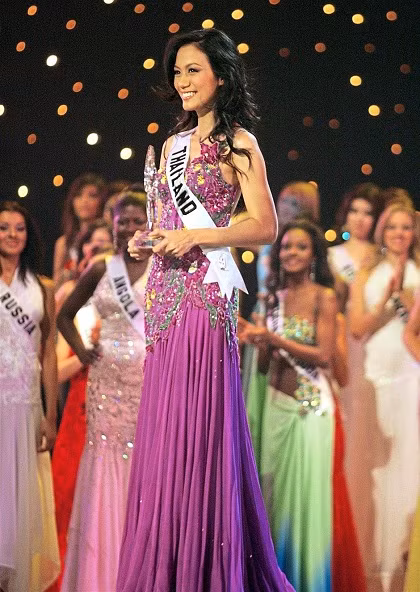 Rosjantham dự cuộc thi Hoa hậu Hoàn vũ thế giới 2005 sau khi đăng quang ngôi hoa hậu tại Thái Lan. Ảnh: Missology.