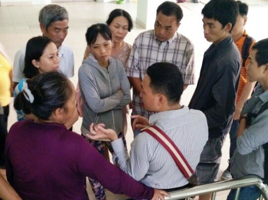 Đại diện ca sĩ Hồ Ngọc Hà cùng với gia đình nạn nhân. Một nạn nhân bị xe Audi đón Hồ Ngọc Hà tông đã tử vong