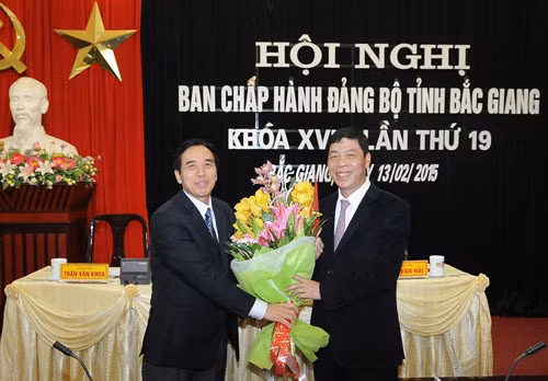 Phó Trưởng Ban Tổ chức Trung ương Nguyễn Văn Quynh (trái) chúc mừng Bí thư Bắc Giang Bùi Văn Hải. Ảnh: baobacgiang.com.vn 
