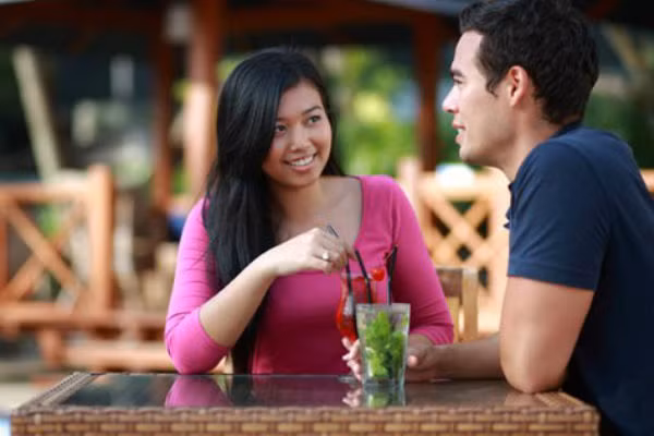 Tôi sẽ được bên trung tâm giới thiệu cho 9 hồ sơ, sau đó trung tâm sẽ chọn lọc ra 3 hồ sơ tốt nhất phù hợp với mong muốn bản thân (Ảnh minh họa)