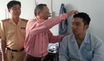 Lãnh đạo Công an quận 6 thăm hỏi động viên thượng sĩ Đạt. (Ảnh Dân trí)