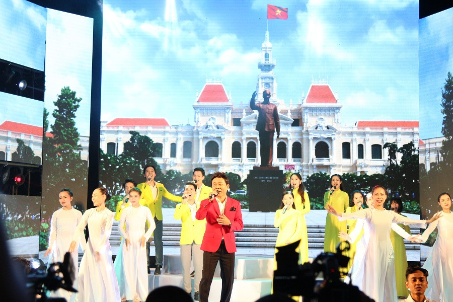 Một tiết mục văn nghệ trong Lễ tuyên dương. Ảnh Tuấn Anh