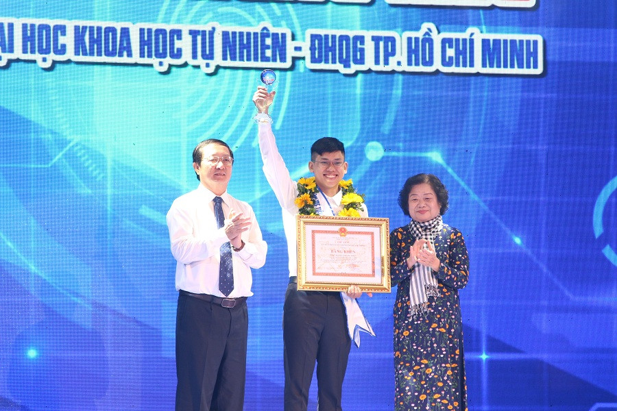 Hoàng Trung Hiếu, gương sinh viên tiêu biểu nhận giải thưởng Công dân trẻ tiêu biểu TP.HCM. Ảnh: Tuấn Anh