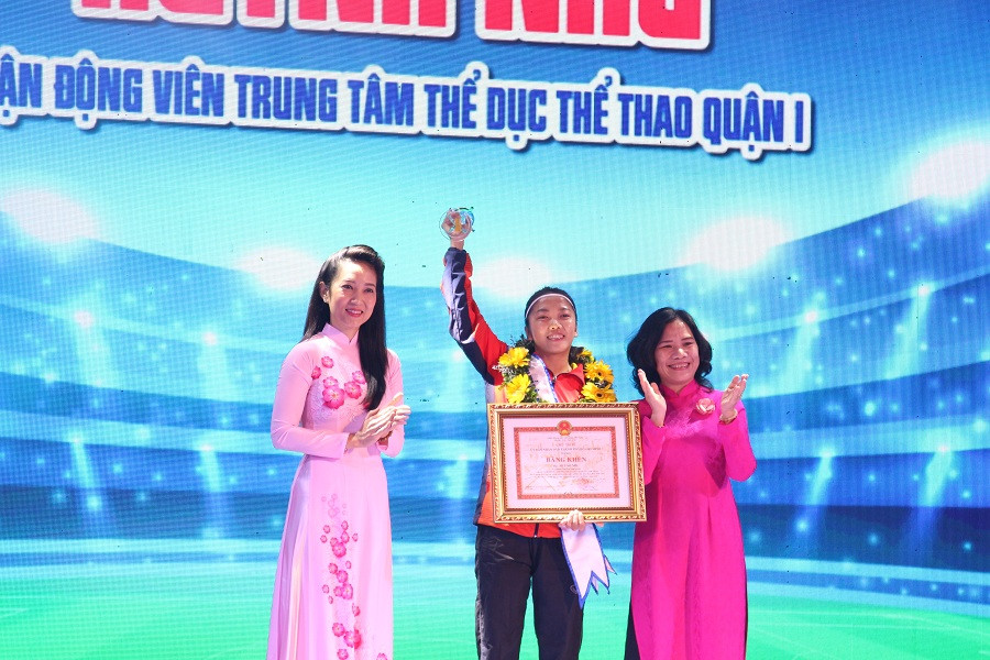 Đội trưởng đội tuyển bóng đá nữ Việt Nam-Huỳnh Như nhận giải Công dân trẻ tiêu biểu TP.HCM. Ảnh Tuấn Anh