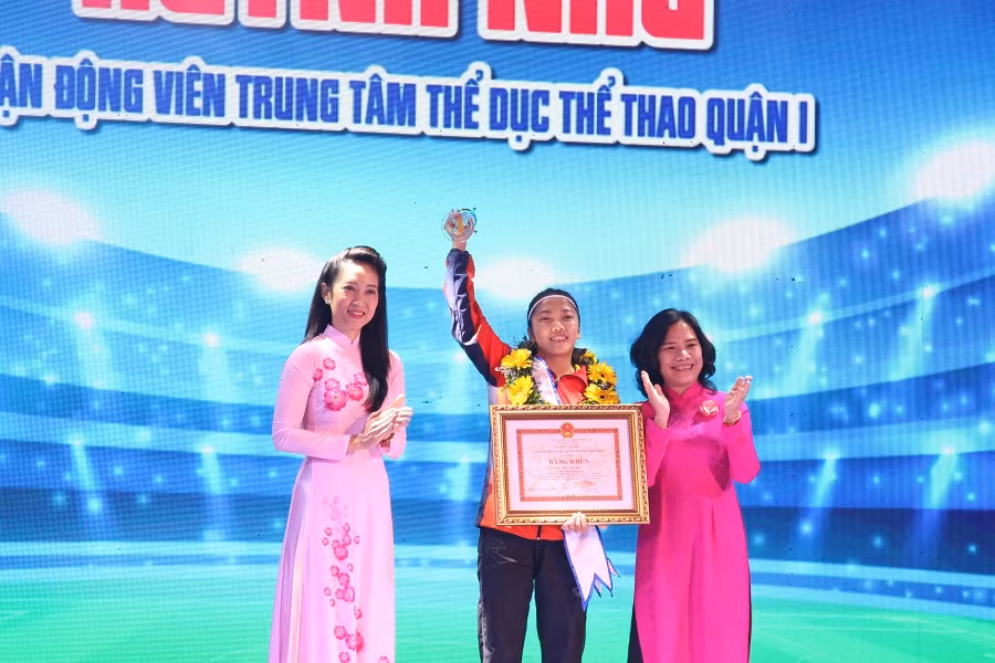 Đội trưởng đội tuyển bóng đá nữ Việt Nam-Huỳnh Như nhận giải Công dân trẻ tiêu biểu TP.HCM. Ảnh Tuấn Anh