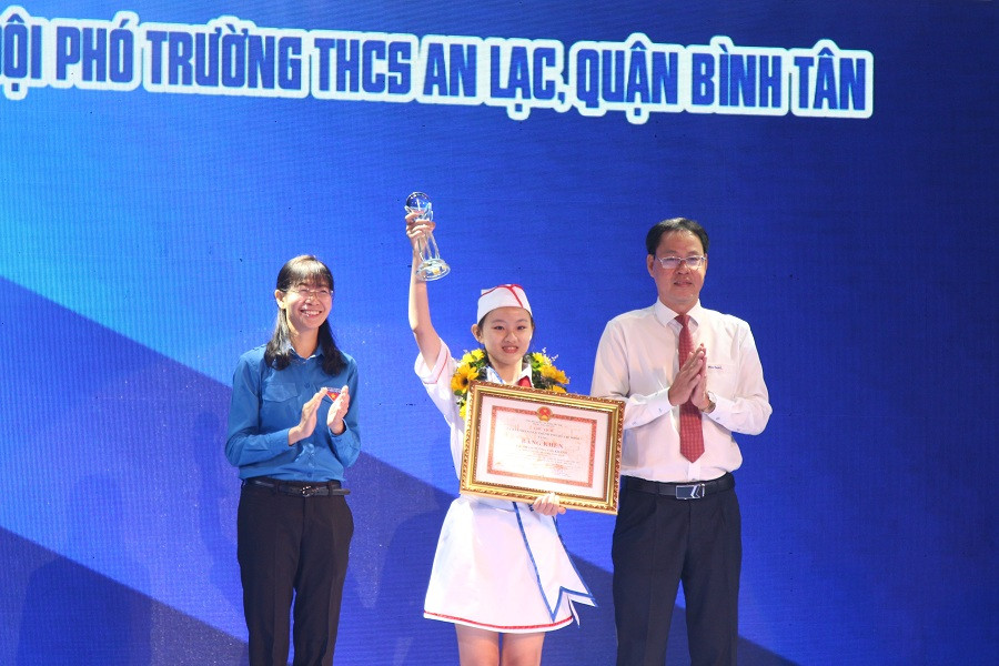 Em Phạm Tường Vân Khánh, Trường THCS An Lạc, quận Bình Thân vinh dự nhận giải thưởng. Ảnh Tuấn Anh