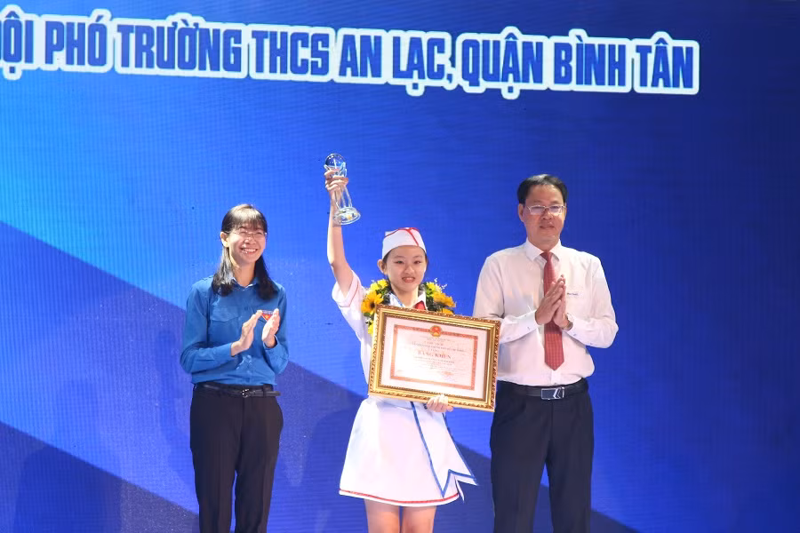 Em Phạm Tường Vân Khánh, Trường THCS An Lạc, quận Bình Thân vinh dự nhận giải thưởng. Ảnh Tuấn Anh