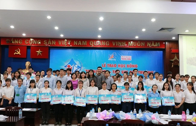 Các sinh viên nhận học bổng sáng 2/12