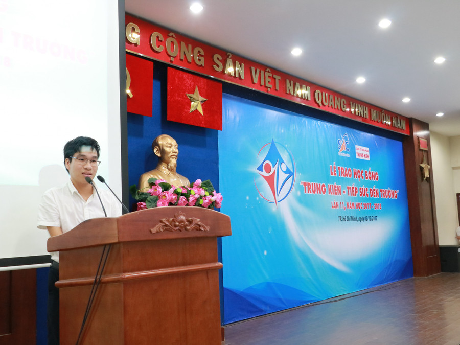 Sinh viên Bùi Tấn Lân chia sẻ tại lễ trao học bổng