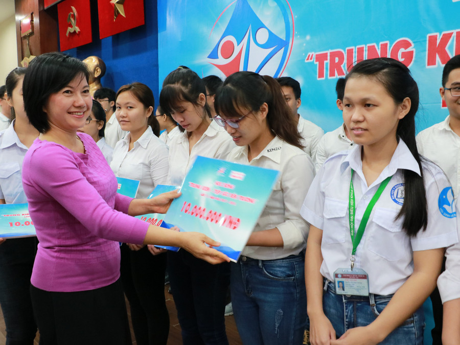 Niềm vui của sinh viên khi nhận học bổng