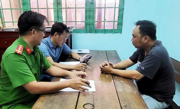 Đinh Thành Hiếu khai nhận tại cơ quan công an (ảnh: Tiến Tầm) Đinh Thành Hiếu khai nhận tại cơ quan công an (ảnh: Tiến Tầm)