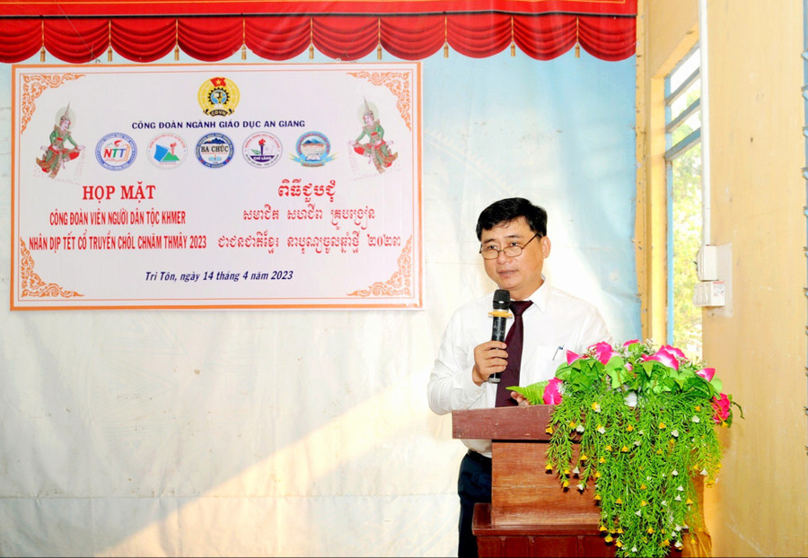 Ông Nguyễn Quốc Khanh - Phó GĐ Sở GD&ĐT An Giang phát biểu chúc mừng nhân buổi họp mặt. Ông Nguyễn Quốc Khanh - Phó GĐ Sở GD&ĐT An Giang phát biểu chúc mừng nhân buổi họp mặt.