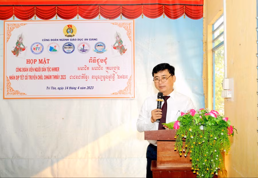 Ông Nguyễn Quốc Khanh - Phó GĐ Sở GD&amp;ĐT An Giang phát biểu chúc mừng nhân buổi họp mặt.