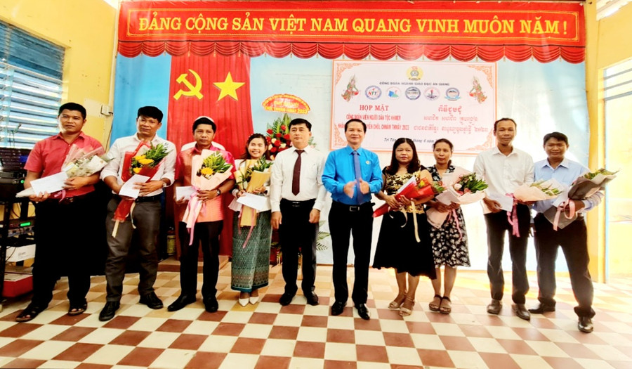 Lãnh đạo Sở GD&ĐT, Công đoàn ngành GD An Giang tặng quà chúc mừng Tết cổ truyền Chôl Chnăm Thmây cán bộ quản lý, giáo viên người dân tộc Khmer. Lãnh đạo Sở GD&ĐT, Công đoàn ngành GD An Giang tặng quà chúc mừng Tết cổ truyền Chôl Chnăm Thmây cán bộ quản lý, giáo viên người dân tộc Khmer.