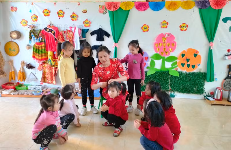 Hơn 30 năm gắn bó với giáo dục vùng cao, cô Nguyệt vẫn nhớ như in cậu học trò dân tộc và “bài học” đầu tiên trong hành trình theo đuổi nghề giáo.