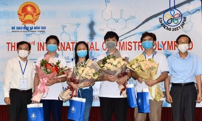 Đội tuyển Olympic Hoá học quốc tế năm 2021 chụp ảnh với lãnh đạo Bộ GD&amp;ĐT.