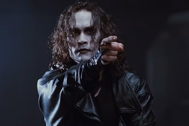 Cái chết của Brandon Lee tới giờ vẫn là một trong những bí ẩn tại Hollywood. Cái chết của Brandon Lee tới giờ vẫn là một trong những bí ẩn tại Hollywood.