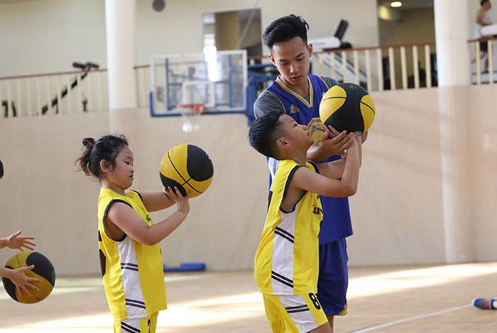 Dạy kỹ năng ném bóng rổ. Ảnh minh họa.
