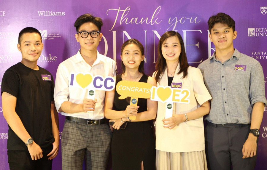 Phan Nhân Đức (thứ 2 từ trái sang) tích cực tham gia các câu lạc bộ tiếng Anh, hoạt động ngoại khóa. Ảnh: TG Phan Nhân Đức (thứ 2 từ trái sang) tích cực tham gia các câu lạc bộ tiếng Anh, hoạt động ngoại khóa. Ảnh: TG