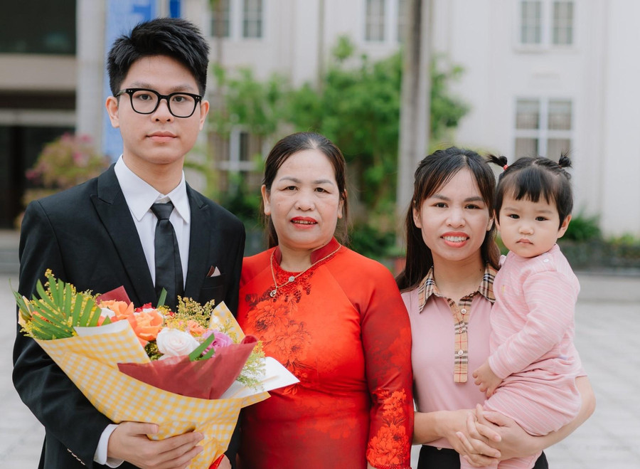 Thành tích mà Phan Nhân Đức đạt được là niềm tự hào của gia đình. Ảnh: TG Thành tích mà Phan Nhân Đức đạt được là niềm tự hào của gia đình. Ảnh: TG