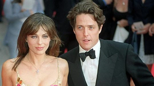 Hugh Grant và Elizabeth Hurley.