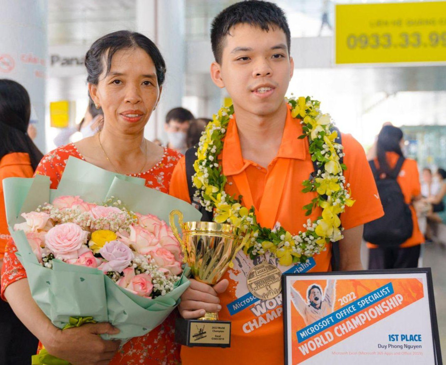Nguyễn Duy Phong và mẹ.