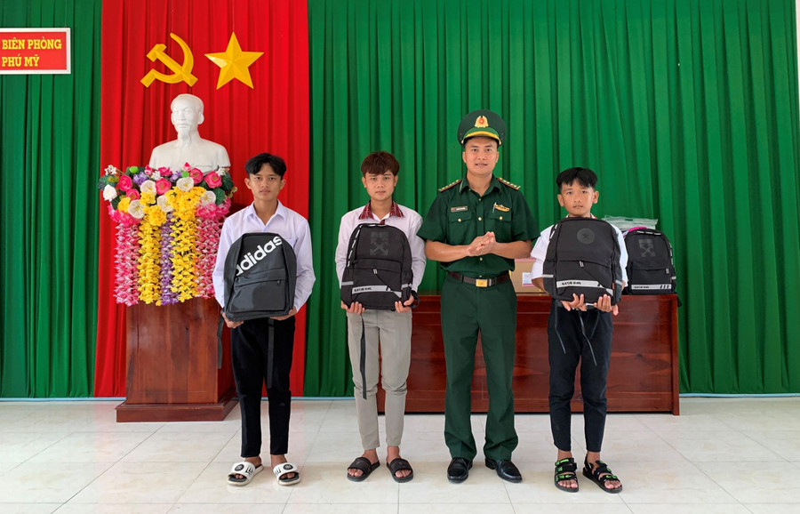 Cán bộ Đồn Biên phòng Phú Mỹ tặng quà cho học sinh nghèo nhân dịp năm học mới.