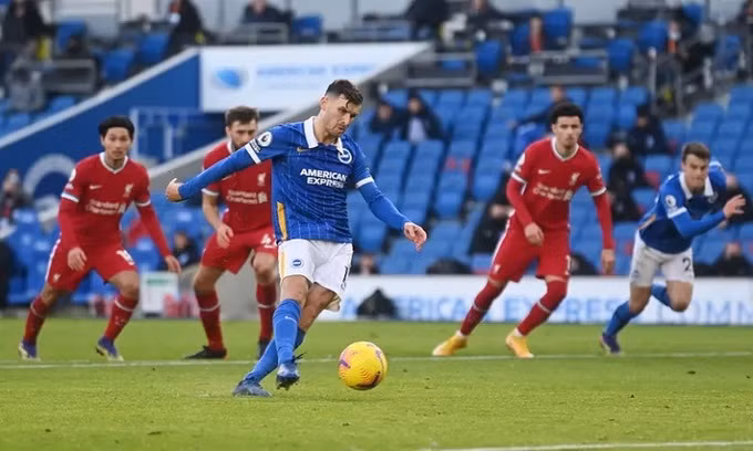 Gross ghi bàn từ quả phạt đền ở phút 90+3 gỡ hòa cho Brighton.