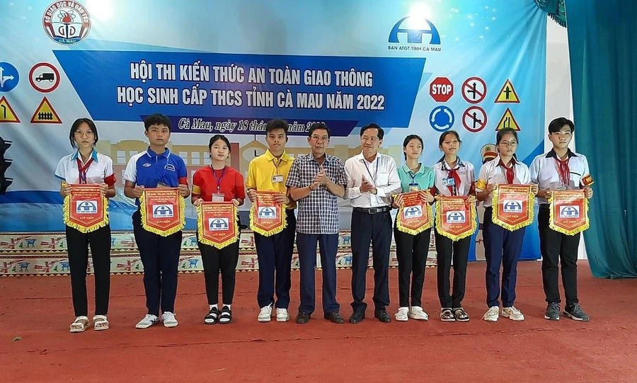 Lãnh đạo Sở GD&ĐT Cà Mau trao cờ lưu niệm cho các đội.